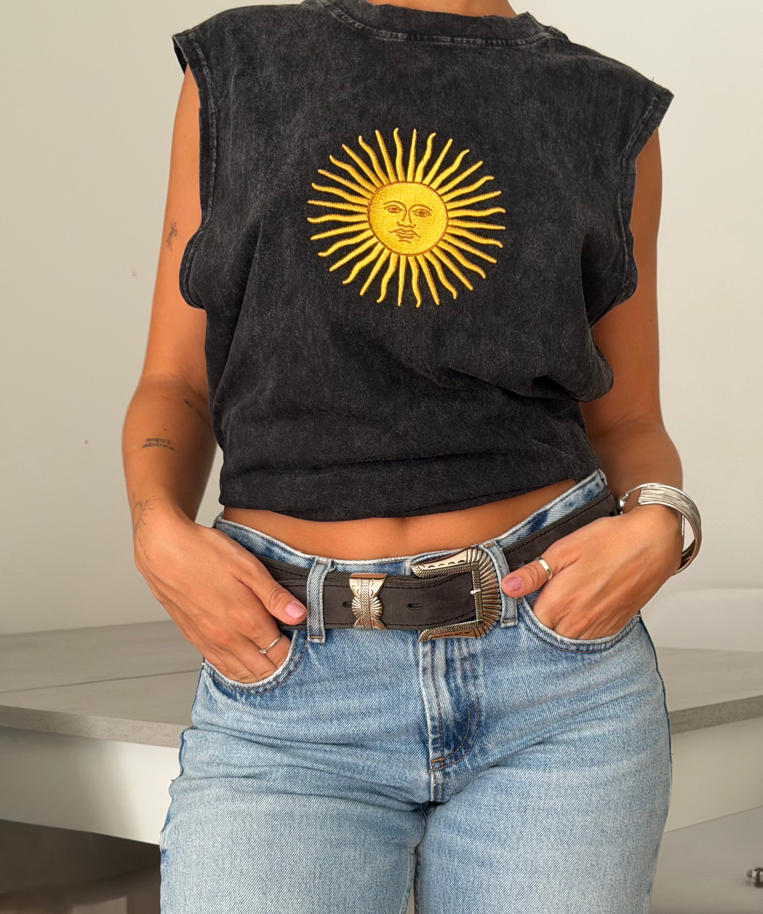 REMERA SIN MANGAS NEGRA 2
